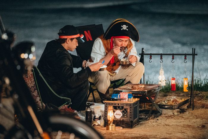 넷플릭스에서 오는 11일 공개되는 <먹보와 털보>는 MBC의 김태호 PD가 제작한 예능 프로그램이다. 가수 겸 배우 정지훈과 방송인 노홍철이 모터사이클로 전국을 여행하며 식도락을 즐기는 내용이다. 넷플릭스 제공