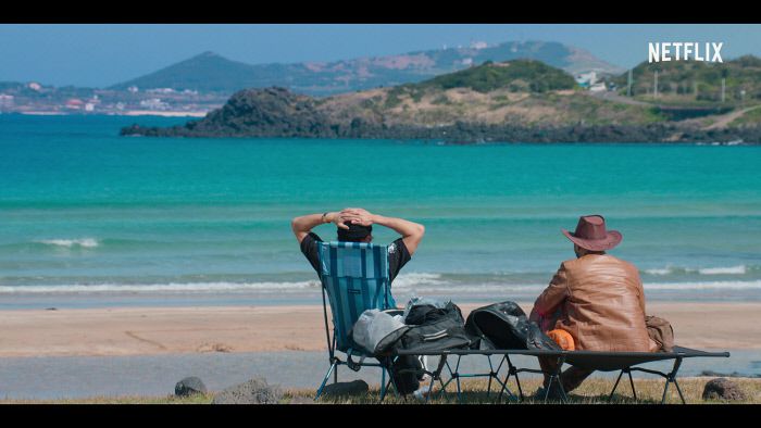 넷플릭스에서 오는 11일 공개되는 <먹보와 털보>는 MBC의 김태호 PD가 제작한 예능 프로그램이다. 가수 겸 배우 정지훈과 방송인 노홍철이 모터사이클로 전국을 여행하며 식도락을 즐기는 내용이다. 넷플릭스 제공