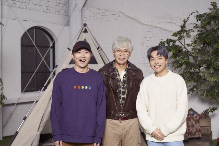 넷플릭스에서 오는 11일 공개되는 <먹보와 털보>는 MBC의 김태호 PD(가운데)가 제작한 예능 프로그램이다. 왼쪽은 장우성 PD, 오른쪽은 이주원 PD. 넷플릭스 제공
