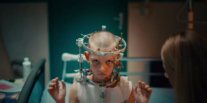 영화 <티탄>의 한 장면. 알렉시아는 어린 시절 교통사고로 큰 수술을 받는다.  | 왓챠 제공