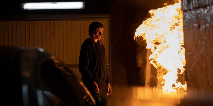 영화 <티탄>의 한 장면. 알렉시아는 살인 및 방화를 저지르며 다닌다.  | 왓챠 제공