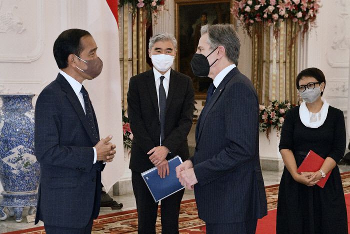 조코 위도도 인도네시아 대통령(왼쪽)이 토니 블링컨 미국 국무장관을 14일 자카르타의 메르데카궁에서 만나 인사를 나누고 있다. 자카르타|AP연합뉴스