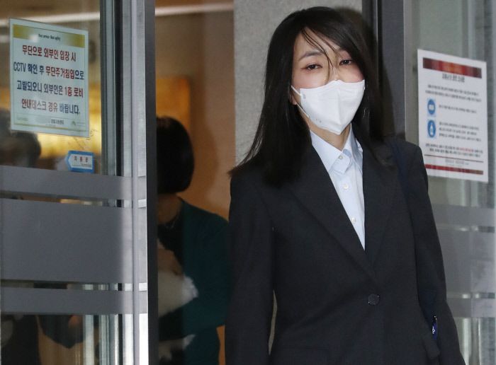 윤석열 국민의힘 대선 후보의 배우자 김건희씨가 15일 서울 서초구 자택에서 나와 자신의 사무실로 향하고 있다. 연합뉴스