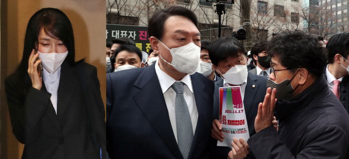 윤석열 국민의힘 대선 후보의 부인 김건희씨가 15일 서울 서초구 자택에서 나와 사무실로 가는 길에 전화 통화를 하고 있다(왼쪽 사진). 윤 후보가 이날 서울 영등포구 한국노총 앞에서 한상균 권리찾기유니온 위원장으로부터 ‘일하는 사람 누구나 근로기준법’ 입법촉구서를 전달받고 있다.  연합뉴스·국회사진기자단