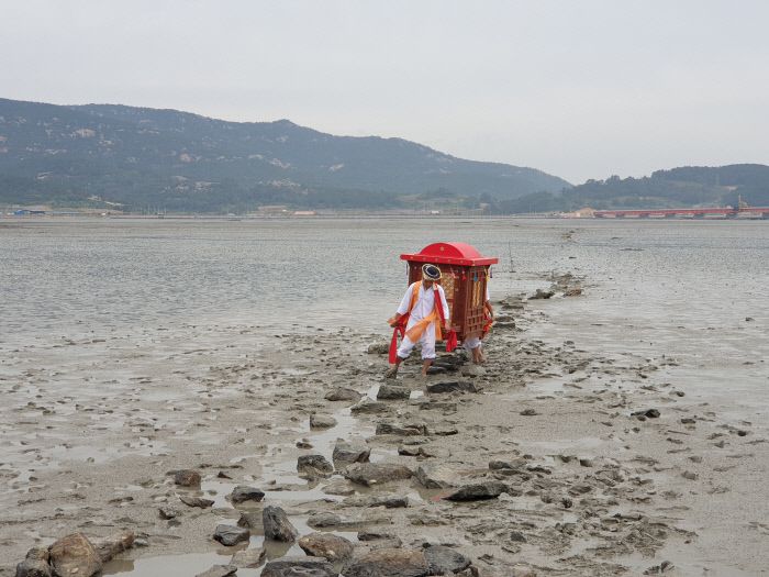 옛 노두에서 신행(新行·신부가 혼례를 마치고 신방을 치른 뒤 신랑집으로 가는 의식) 길을 재현한 모습. 노두는 ‘섬과 섬 사이에 징검다리를 놓아 썰물 때 걸어 다니는 길’이다. 문화재청 제공