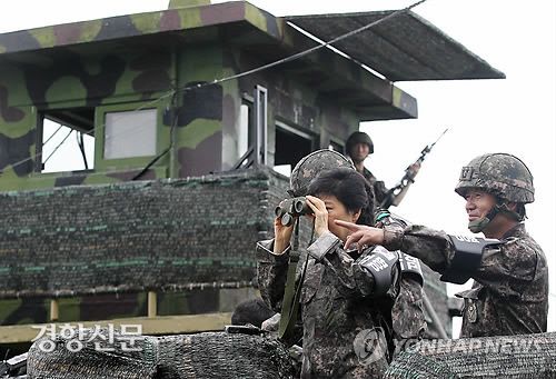 2012년 7월 18일 당시 새누리당 경선후보인 박근혜 전 비대위원장이 강원 철원 DMZ(비무장지대)를 방문해 백골부대 최전방 초소에서 쌍안경으로 둘러보고 있다. 연합뉴스