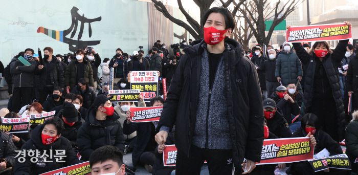22일 오후 서울 광화문시민열린마당에서 열린 ‘코로나19 대응 전국자영업자비상대책위원회(자영업자비대위) 정부 방역대책 반대 총궐기 대회’에서 참석자들이 정치권의 발언에 거센 항의를 하고 있다./ 김기남 기자