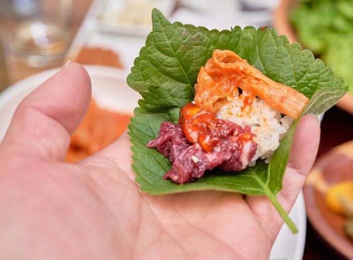 생고기는 육장에 찍어먹어도 좋지만 깻잎에 밥, 묵은지와 함께 싸먹는 조합이 최고다.