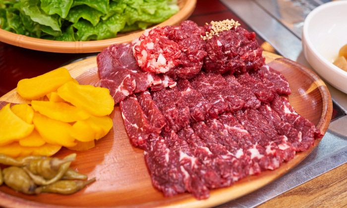 세 가지 부위가 함께 나온 생고기