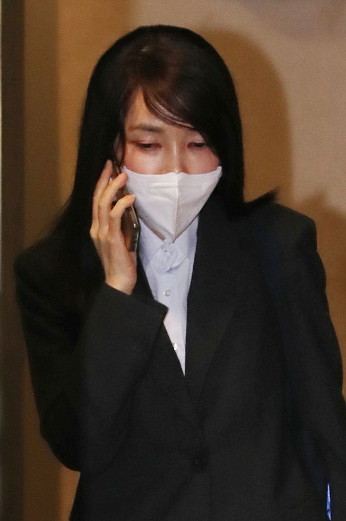 윤석열 국민의힘 대선 후보의 배우자 김건희 씨가 지난 12월 15일 서울 서초구 자택에서 나와 자신의 사무실로 향하고 있다./연합뉴스