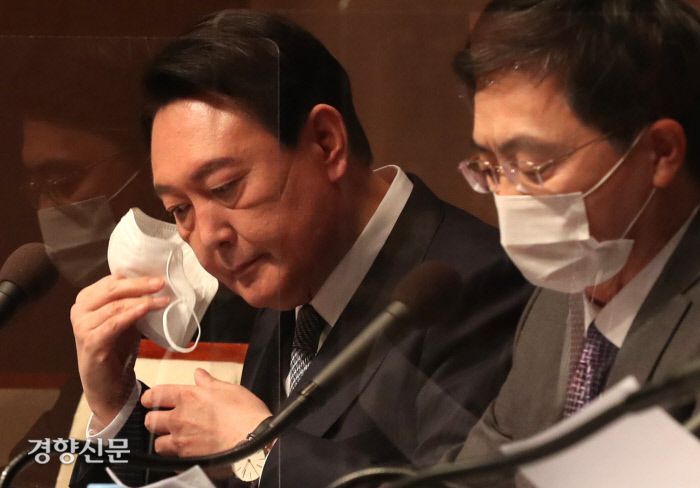 윤석열 국민의힘 대선후보가 지난 12월 14일 오전 서울 중구 프레스센터 국제회의장에서 열린 관훈클럽 초청 토론회에 참석해 마스크를 벗고 있다./국회사진기자단