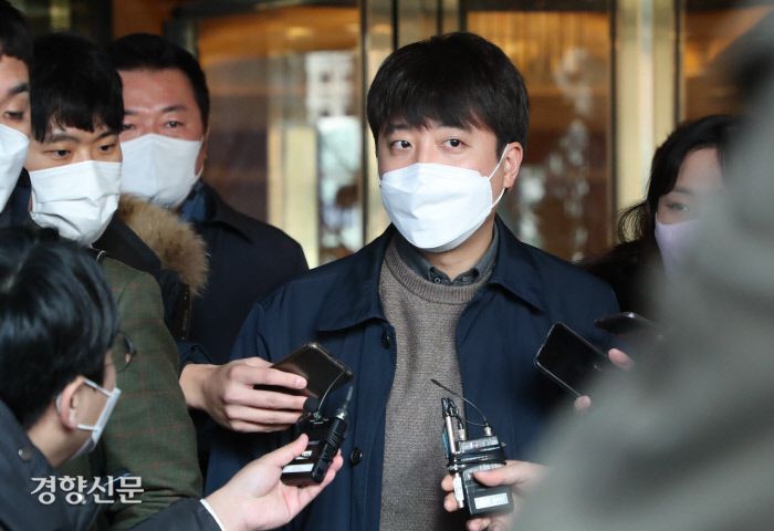 이준석 국민의힘 대표가 지난 12월 22일 서울 중구의 한 호텔에서 김종인 총괄선대위원장과 오찬 회동을 마친 뒤 취재진의 질문에 답하고 있다./국회사진기자단