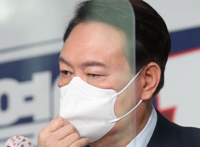 이재명 더불어민주당 대선 후보(위 사진)가 26일 서울 여의도 당사에서 공공산후조리원 확대 등 산후조리 정책 개선을 위한 국민반상회에 참석해 발언하고 있다. 이날 윤석열 국민의힘 대선 후보가 서울 여의도 당사에서 ‘성장과 복지의 선순환을 통한 일자리 창출’ 관련 기자회견을 하며 마스크를 고쳐 쓰고 있다. 국회사진기자단