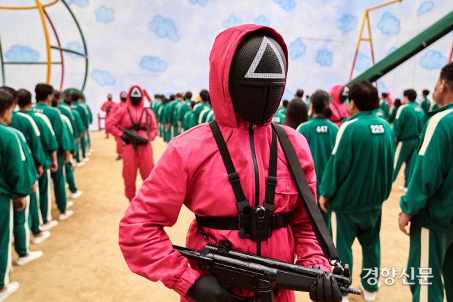 넷플릭스 시리즈 <오징어 게임>은 넷플릭스 콘텐츠들 가운데 가장 오랜 기간 시청 1위를 기록했다. <오징어 게임>의 한 장면. 넷플릭스 제공