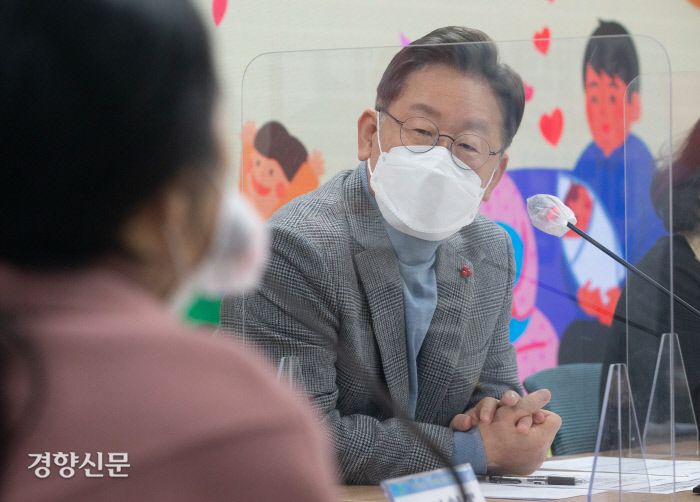 더불어민주당 이재명 대선 후보가 지난 26일 오후 서울 여의도 더불어민주당 중앙당사에서 ‘공공산후조리원을 부탁해’라는 주제로 열린 국민반상회에서 참석자의 발언을 듣고 있다.