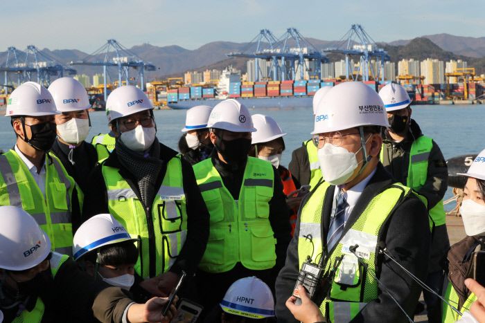 이재명 더불어민주당 대선 후보가 1일 부산신항을 방문한 뒤 취재진의 질문에 답하고 있다. 연합뉴스