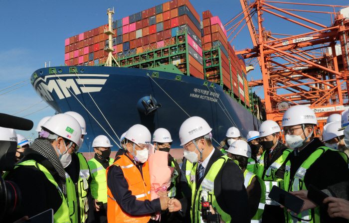이재명 더불어민주당 대선 후보가 지난 1일 부산신항은 방문해, 첫 출항을 앞둔 ‘HMM 로테르담’ 선원들을 격려하고 있다. 연합뉴스
