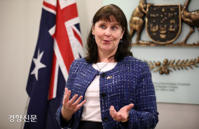 캐서린 레이퍼 주한 호주대사가 5일 서울 종로구 주한호주대사관에서 경향신문과 인터뷰를 하고 있다. 박민규 선임기자