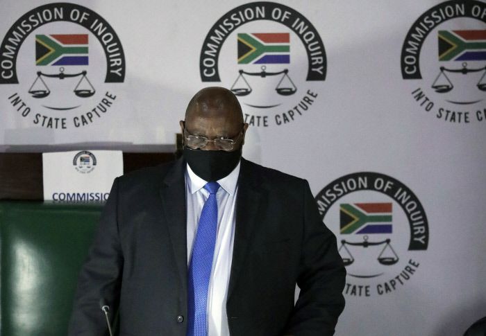 남아공 국정농단 조사위원회 의장인 레이몬드 존도 헌법재판소장 대행이 지난해 11월 요하네스버그의 법정에 도착한 모습. 요하네스버그 | AP연합뉴스