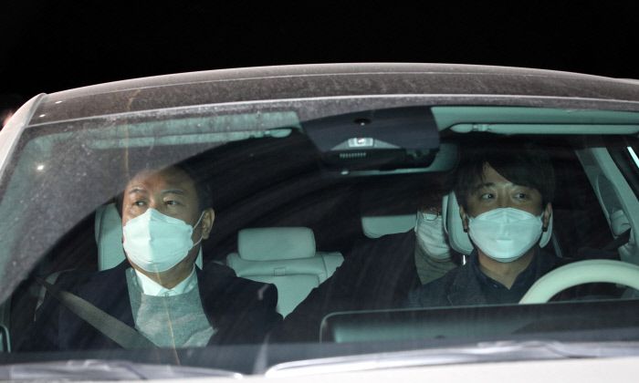 윤석열, 이준석 차 타고 평택 화재 빈소로 윤석열 국민의힘 대선 후보(왼쪽)와 이준석 대표가 6일 밤 국회에서 열린 의원총회를 마친 후 이 대표가 운전하는 차량에 함께 탑승해 경기 평택 냉동창고 화재로 순직한 소방관들의 빈소를 향해 출발하고 있다. 국회사진기자단