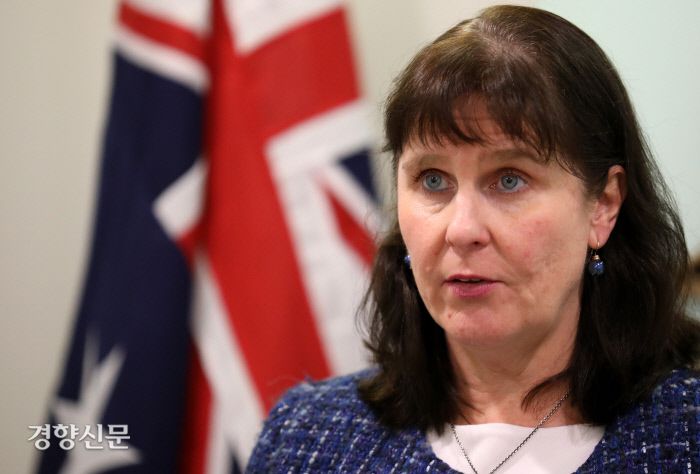 캐서린 레이퍼 주한 호주대사가 5일 서울 종로구 주한호주대사관에서 경향신문과 인터뷰를 하고 있다. 박민규 선임기자