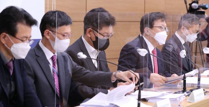 김태주 기획재정부 세제실장(왼쪽에서 네번째) 등 기재부 관계자들이 지난 4일 정부세종청사에서 세법 시행령 개정안을 브리핑하고 있다. 연합뉴스