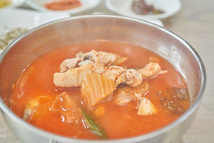 담백한 대구살과 김치의 신맛이 하모니를 이루는 김치대구탕. 해장에 제격이다.