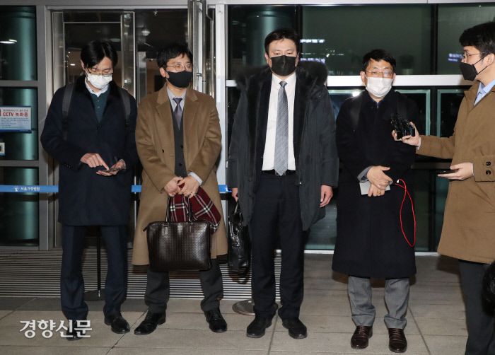 조두형 영남대 의대 교수(왼쪽)와 변호인들이 7일 서울 서초구 서울행정법원에서 열린 방역패스 처분 집행정지 신청의 심문기일을 마친 뒤 법원을 나서며 취재진의 질문에 답하고 있다. /김영민 기자