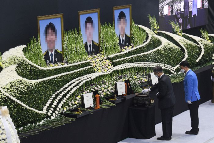 문재인 대통령이 8일 오전 평택시 이충문화체육센터에서 엄수된 평택 신축 공사장 화재 순직 소방공무원 합동 영결식에서 분향하고 있다.  경기사진공동취재단