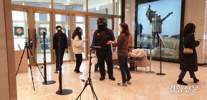 10일 경남 창원의 한 백화점 입구에서 안내요원이 이용객들의 방역패스를 확인하고 있다. 김정훈 기자