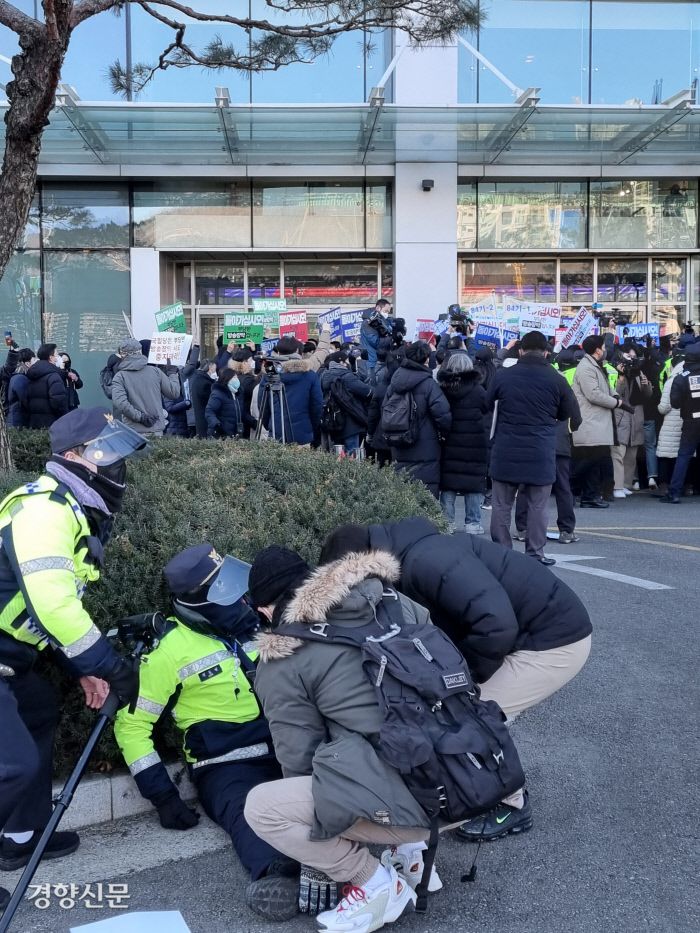 한 경찰관이 14일 서울 상암동 MBC 사옥 앞에서 부상을 입고 쓰러져 있다. 이날 MBC 사옥 앞에서는 윤석열 국민의힘 후보 배우자 김건희씨의 통화 녹취 내용 공개를 요구하는 시민단체 관계자들과 국민의힘 의원들 간 몸싸움이 벌어졌다. 조문희 기자