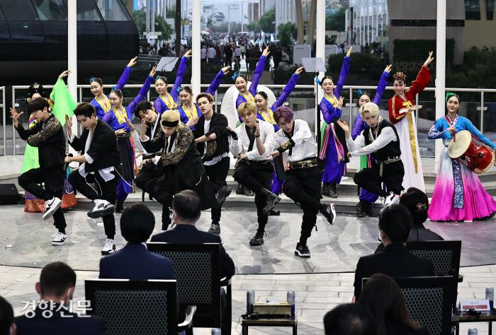 문재인 대통령이 16일 오후(현지시간) 두바이 엑스포 행사장에서 열린 ‘한국의 날’ 공식행사에서 보이 그룹 ‘스트레이 키즈’의 공연을 관람하고 있다. 두바이/강윤중 기자