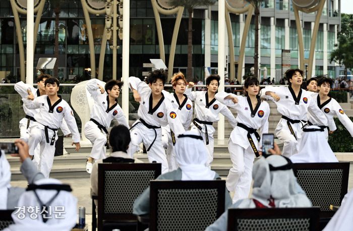 16일(현지시간) 두바이 엑스포 알 와슬 플라자에서 열린 두바이 엑스포 ‘한국의 날’ 공식행사에서 태권도 시범단이 공연을 펼치고 있다. 두바이/강윤중 기자