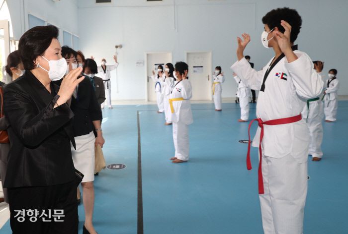 김정숙 여사가 17일 오전(현지시각) UAE 샤르자 인도주의 복지센터에서 태권도를 배우는 청각 장애 학생들과 인사하고 있다. 두바이/강윤중 기자