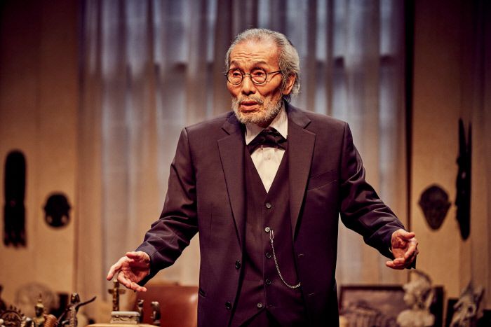 배우 오영수가 넷플릭스 시리즈 <오징어 게임>의 흥행을 뒤로 한 채  다시 찾은 연극 무대는 20세기 대표적인 무신론자 프로이트와 기독교 변증가 루이스의 만남과 논쟁을 다룬 연극 <라스트 세션>이다. 그는 이 작품에서 날카로우면서도 위트 있는 지성, 프로이트를 연기한다. 파크컴퍼니 제공