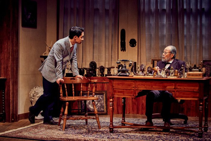 연극 <라스트 세션>에서 기독교 변증가 ‘루이스’를 연기하는 배우 전박찬(왼쪽)과 프로이트로 분한 배우 신구. 파크컴퍼니 제공
