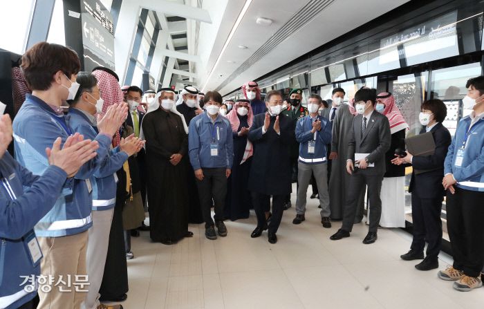 문재인 대통령이 19일(현지시간) 리야드 메트로 건설현장에서 삼성물산 직원들을 만나며 박수를 치고 있다. 리야드/강윤중 기자