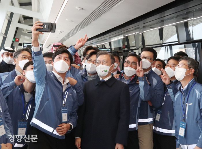 문재인 대통령이 19일(현지시간) 사우디아라비아 리야드 메트로 프린세스 노라대학교 1번역에서 메트로 건설에 주도적으로 참여하고 있는 삼성건설 임직원들을 격려한 뒤 함께 셀카를 찍고 있다. 리야드/강윤중 기자