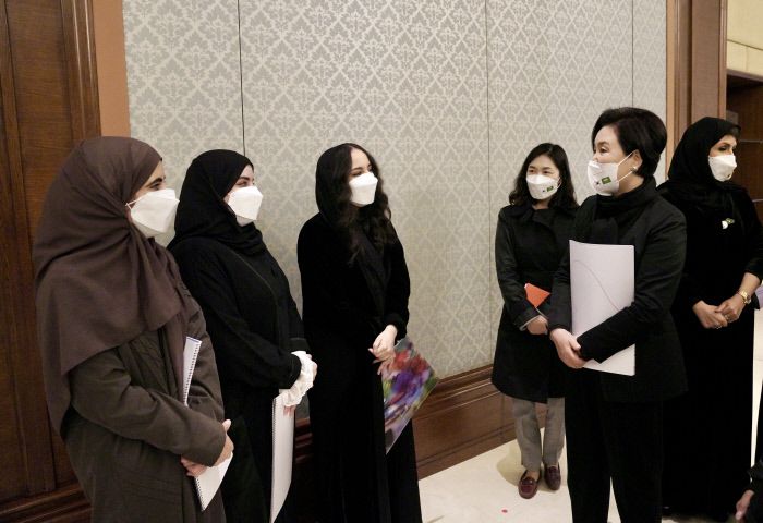 김정숙 여사가 18일(현지시간) 사우디아라비아 리야드 프린세스 누라 대학에서 한국어 클럽 ‘가람’ 회원들과 만나 대화하고 있다. 2022.1.18 리야드/강윤중 기자