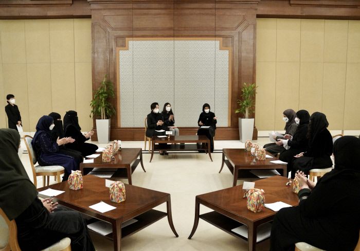 김정숙 여사가 18일(현지시간) 사우디아라비아 리야드 프린세스 누라 대학에서 한국어 클럽 ‘가람’ 회원들과 간담회를 하고 있다. 2022.1.18 리야드/강윤중 기자