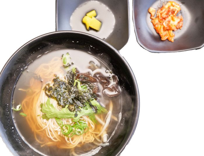 농사지은 메밀로 면을 뽑아 직접 담근 김치와 함께 내는 장터의 온면.