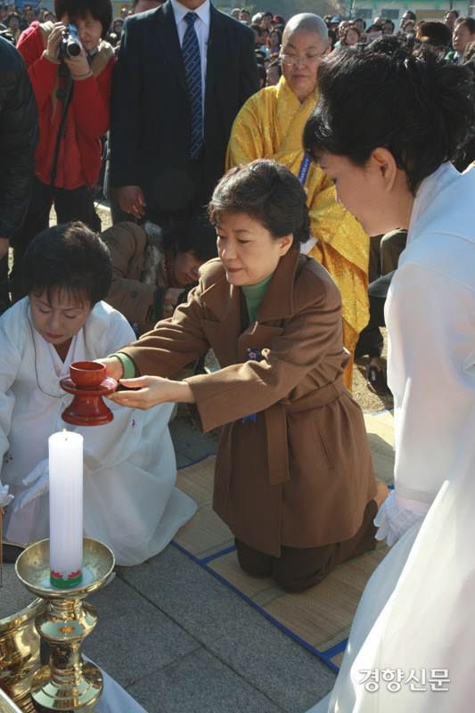 2009년 11월 29일 육영수 여사 탄신 84주년 탄신제에 참석한 박근혜 당시 한나라당 의원. 주간경향이 입수한 자료에 따르면 2011년 11월 29일 열린 탄신 86주년 숭모제 및 기념식은 한국불교 일광종 일광사 총무원장 건진스님이 주관한 것으로 되어 있다.  / 경향자료