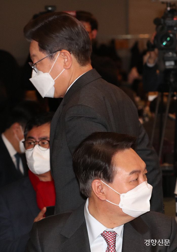 이재명 더불어민주당 대선후보(위)가 1월 18일 오후 서울 여의도 CCMM빌딩에서 열린 2022년 소상공인연합회 신년인사회에서 발언을 위해 단상으로 향하고 있다. 아래는 윤석열 국민의힘 대선후보. / 국회사진기자단