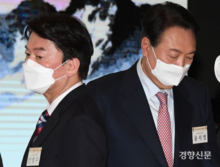 윤석열 국민의힘 대선후보(오른쪽)와 안철수 국민의당 대선후보가 1월 5일 서울 여의도 중소기업중앙회관에서 열린 2022 중소기업인 신년인사회에 참석하고 있다. / 국회사진기자단