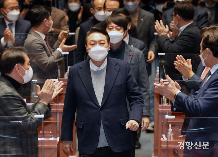 윤석열 국민의힘 대선후보와 이준석 대표가 1월 6일 서울 여의도 국회에서 단독 회동을 마치고 의원총회장으로 들어오고 있다. / 국회사진기자단