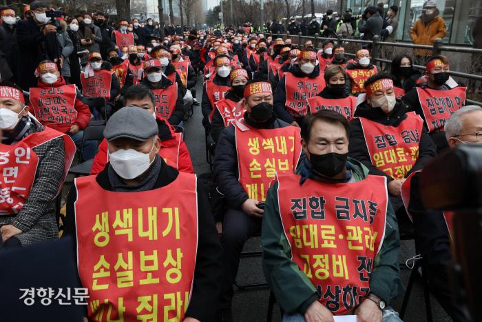 코로나피해자영업총연합 등 자영업자들이 25일 서울 영등포구 국회의사당 인근에서 영업 장기화에 항의하는 삭발 투쟁을 하고 있다.  한수빈 기자
