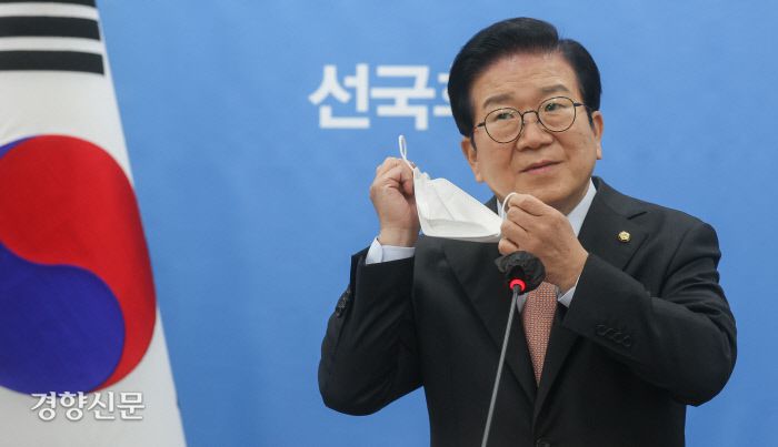 박병석 국회의장이 지난 6일 서울 여의도 국회에서 열린 2022 신년 기자회견에서 마스크를 벗고 있다./국회사진기자단