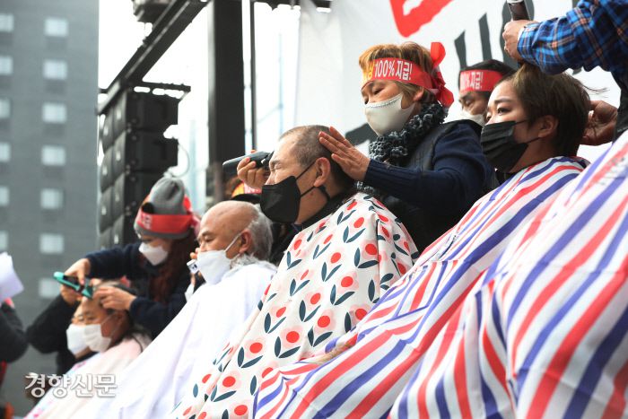 코로나피해자영업총연합 등 자영업자들이 25일 서울 영등포구 국회의사당 인근에서 영업 장기화에 항의하는 삭발 투쟁을 하고 있다.  한수빈 기자