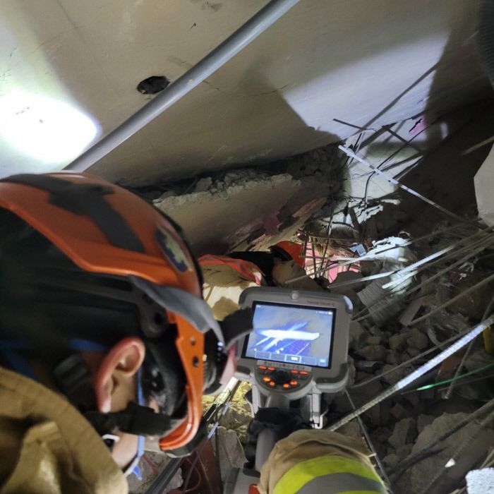 광주 서구 화정 아이파크 붕괴 현장에 투입된 구조대원들이 콘크리트 잔해 속에서 실종자를 찾기 위해 수색하고 있다. 소방청 제공.