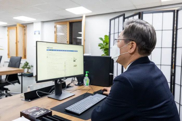 이재명 더불어민주당 대선 후보가 지난달 친야 성향 인터넷 커뮤니티 ‘에펨코리아’를 살펴보는 모습. 에펨코리아 갈무리
